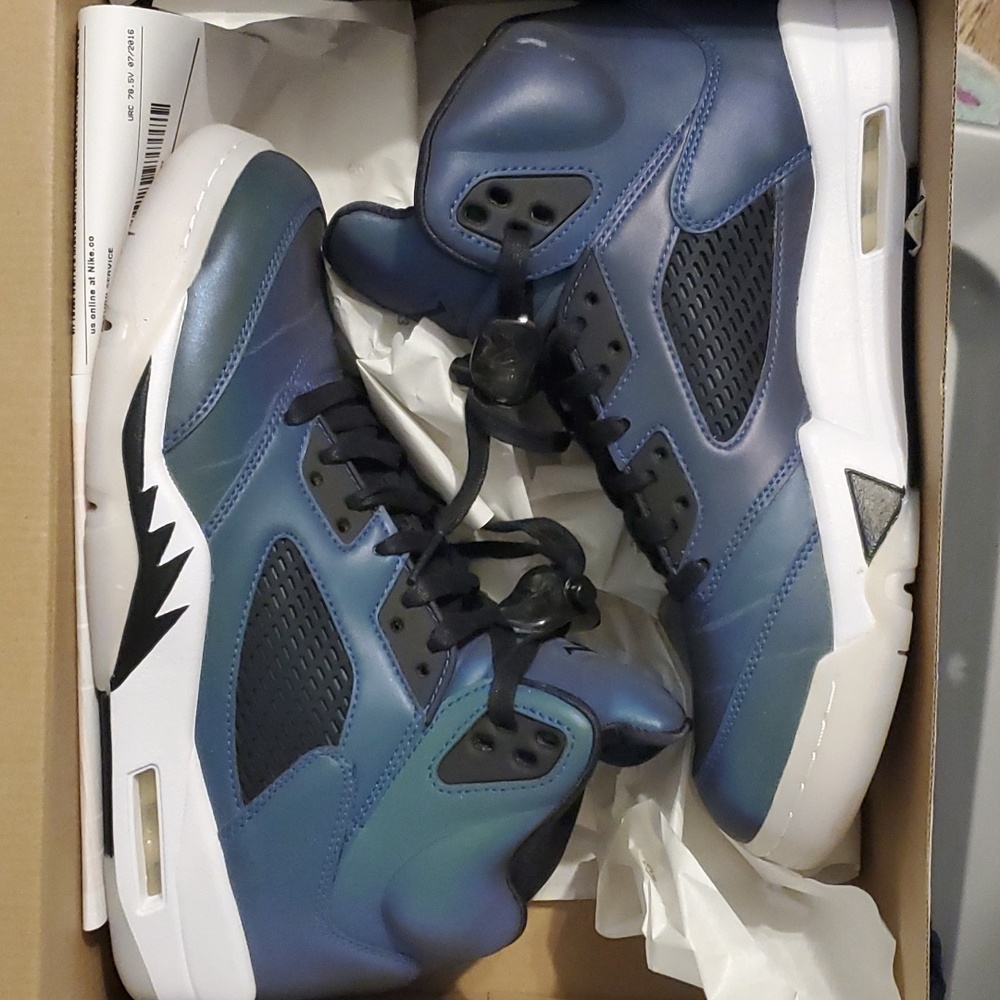 Womens Air Jordan 5. Oil grey (iridescent) size 10